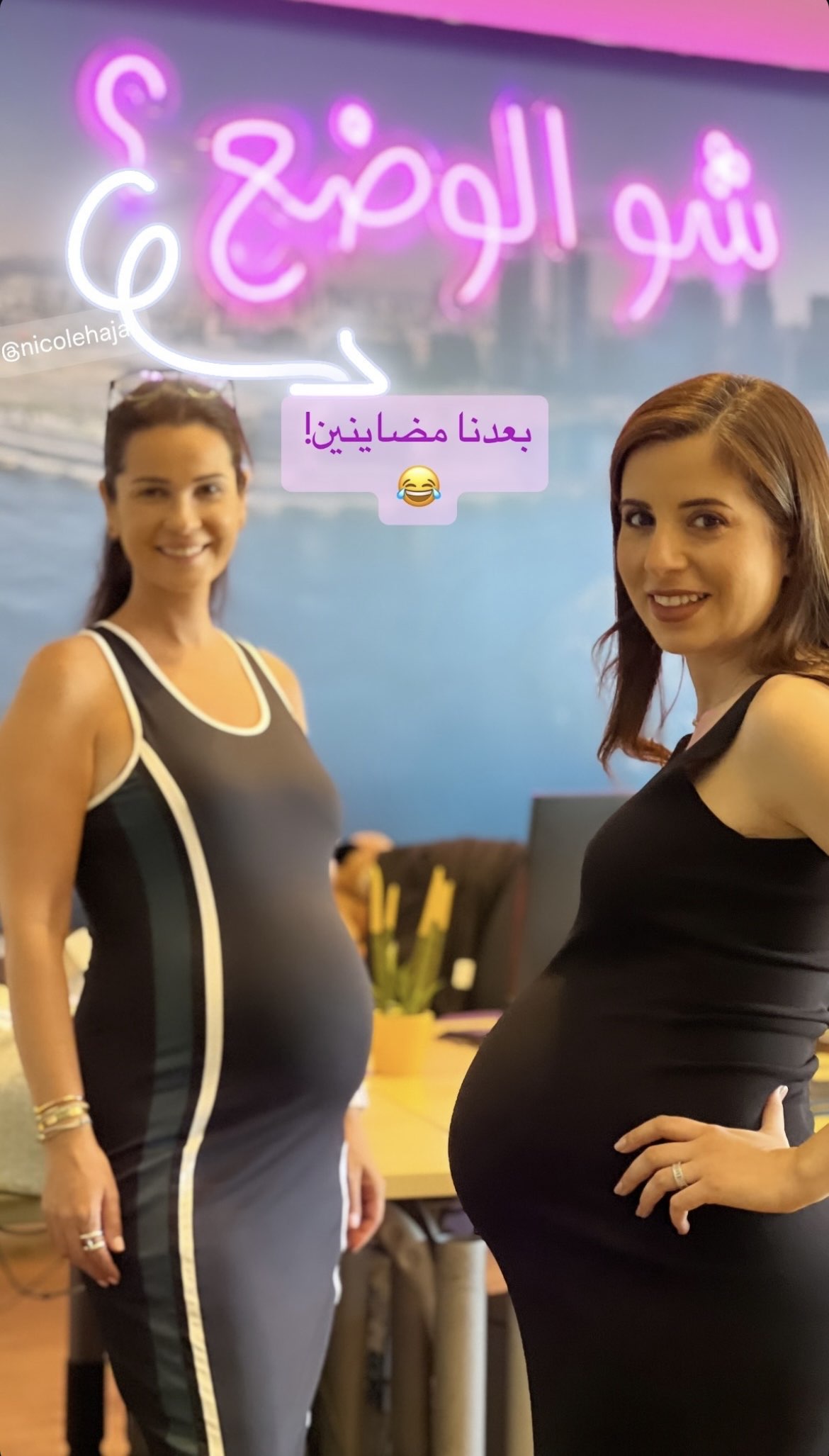 رنيم بو خزام ونيكول الحجل في غرفة الأخبار... وظهور الحمل عليهما بشكل واضح (صورة)