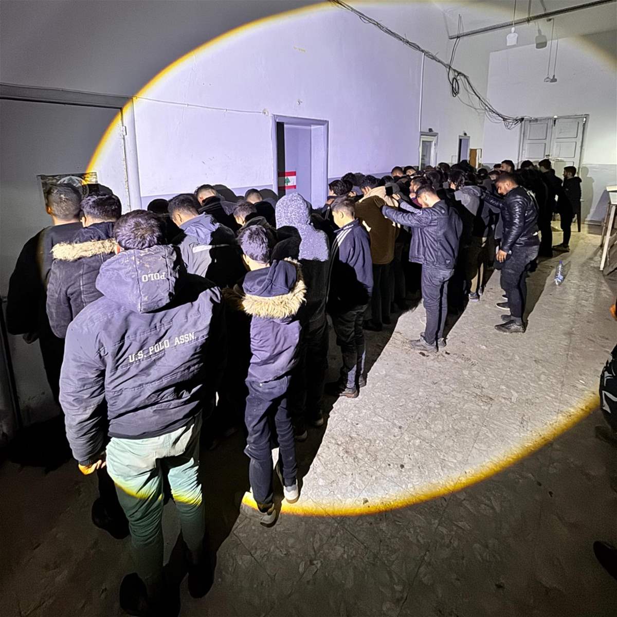 توقيف سائق شاحنة على متنها 67 شخصا دخلوا الى لبنان خلسة من سوريا