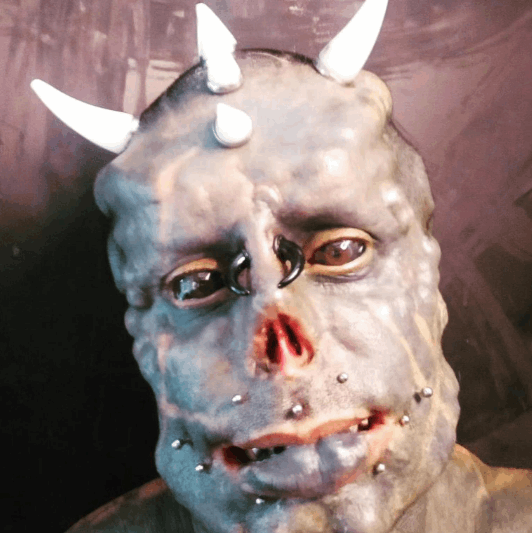 هل تعرفون الشيطان البشري ؟... أزال أذنيه وأنفه وحلمتيه وبتر 3 أصابع للحصول على مخالب شيطانية! (فيديو)