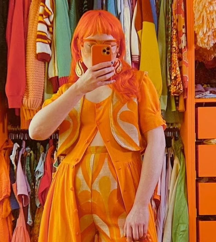 هوسها باللون البرتقالي دفعها للقيام بأمور جنونية... وهذا مصدر إلهامها! (صور)