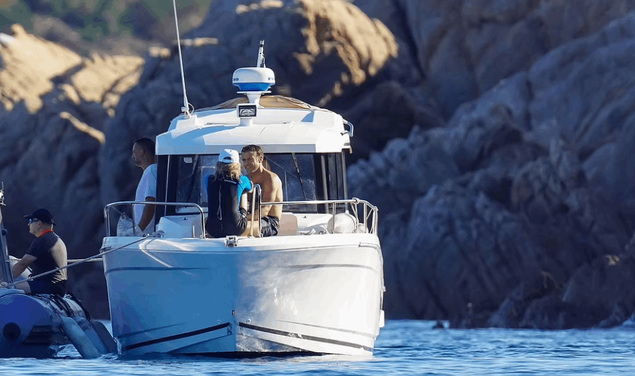 الثنائي الفرنسي الأول يستمتع بإجازة مميزة... يخت ونشاطات مائية واسترخاء! (صور)