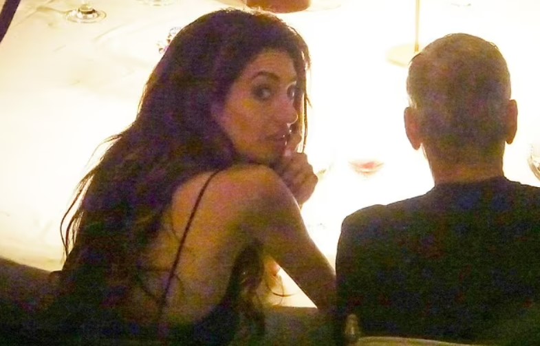 قبلات حميمة تجمع جورج كلوني بزوجته اللبنانية في إيطاليا (صور)