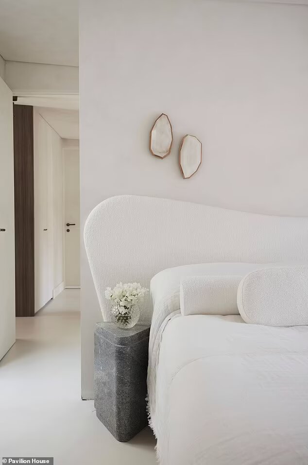 تكلفة ديكور منزلهما فاقت الـ٣ ملايين دولار ... وقوانين صارمة يواجهها طفل هذا الثنائي! (صور)