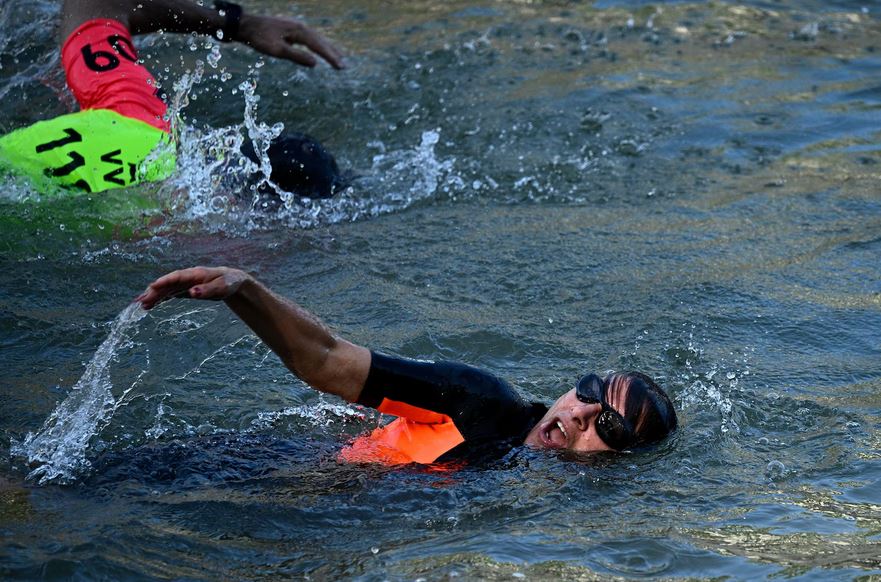 للتأكد من نظافته قبل الألعاب الأولمبية... رئيسة بلدية العاصمة الفرنسية تغطس في مياه السين! (صور)