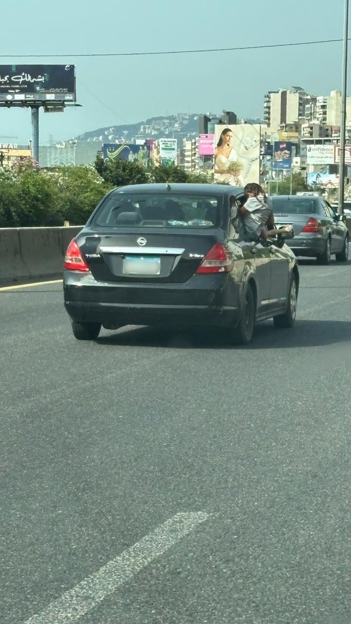 مشاهد الفوضى على طرقات لبنان لا تنتهي... طفلة تخرج من نافذة السيارة على الأوتوستراد