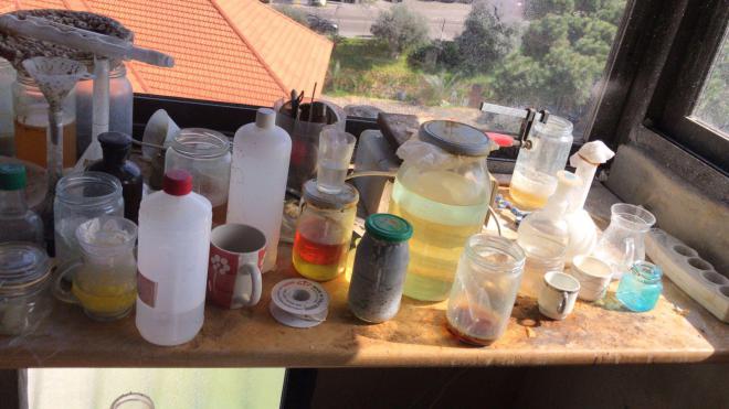 توقيف شخص يقوم بتصنيع إحدى أخطر أنواع المخدرات بمساعدة زوجته