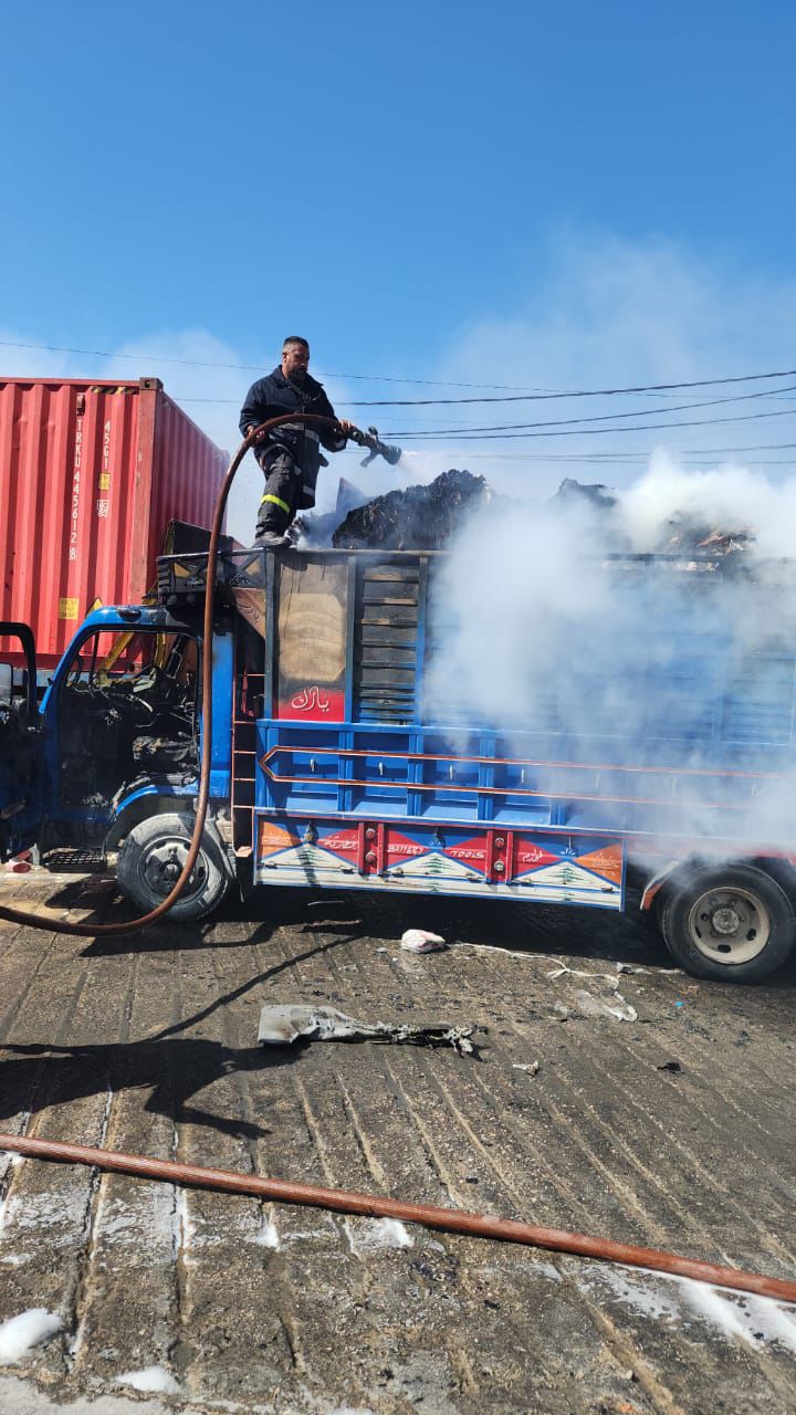إخماد حريق ثلاث شاحنات وحاوية محملة بأطنان من الكرتون والبلاستيك أمام مستودع للكرتون في العمروسية