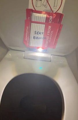 مضيف طيران يصور قاصرات في حمام الطائرة... وهكذا ضبطته الضحية الأخيرة! (صور)