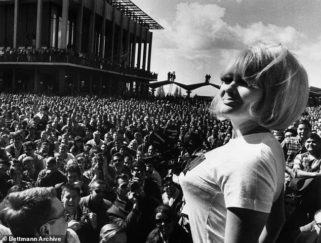 أجرت 44 عملية لتكبير حجم صدرها في فترة الستينيات... فنانة استعراضية كانت تتقاضى ما يعادل 4000 دولار مقابل ليلة واحدة فقط! (صور)