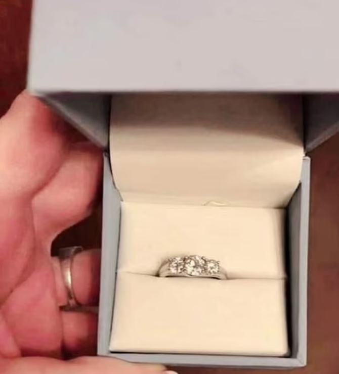 شابة تعثر على شيء مذهل داخل وسادة حبيبها... ورد فعلها الصادم أحدث جدلا بين المتابعين! (صورة)