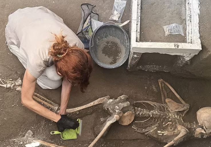 بعد مرور ألفي سنة على وفاتهما... العثور على بقايا بشرية وثروات مادية قد تكشف أمورا تاريخية مهمة! (صور)