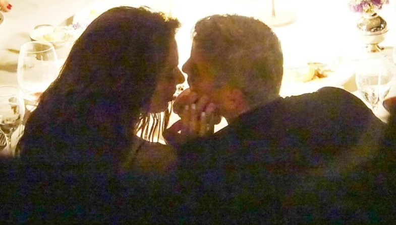 قبلات حميمة تجمع جورج كلوني بزوجته اللبنانية في إيطاليا (صور)