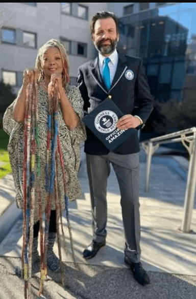 لهذا السبب المحزن جدا: لم تقص أظافرها منذ عام 1997 ودخلت موسوعة غينيس كصاحبة أطول أظافر! (صور)