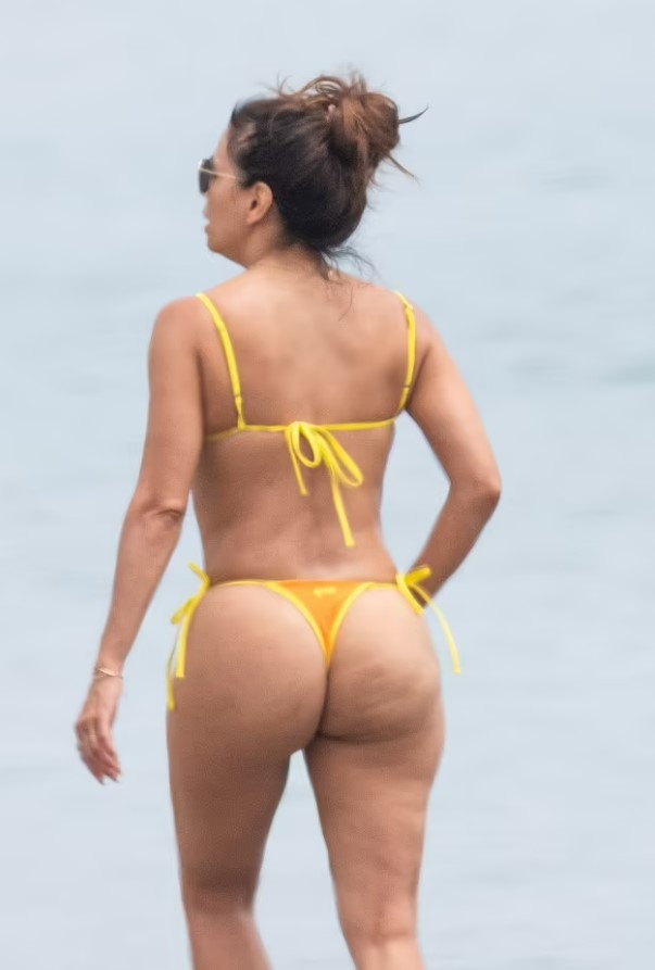 نجمة عالمية أربعينية في عطلة صيفية مع ابنها... وبيكيني جريء مثير للجدل (صور)