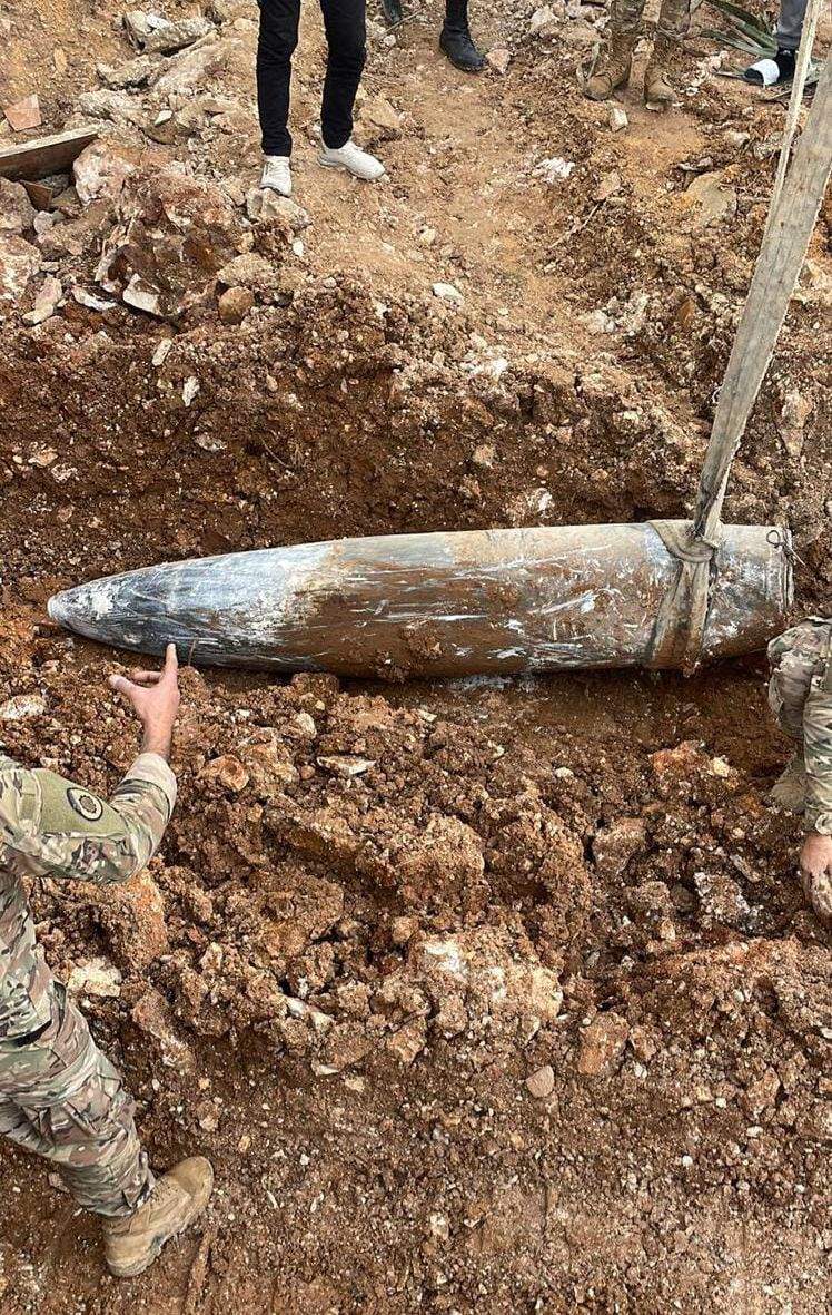 وحدة الهندسة في الجيش عملت على إزالة صاروخ من مخلفات الجيش الاسرائيلي في بلدة برج رحال - قضاء صور (صورة)
