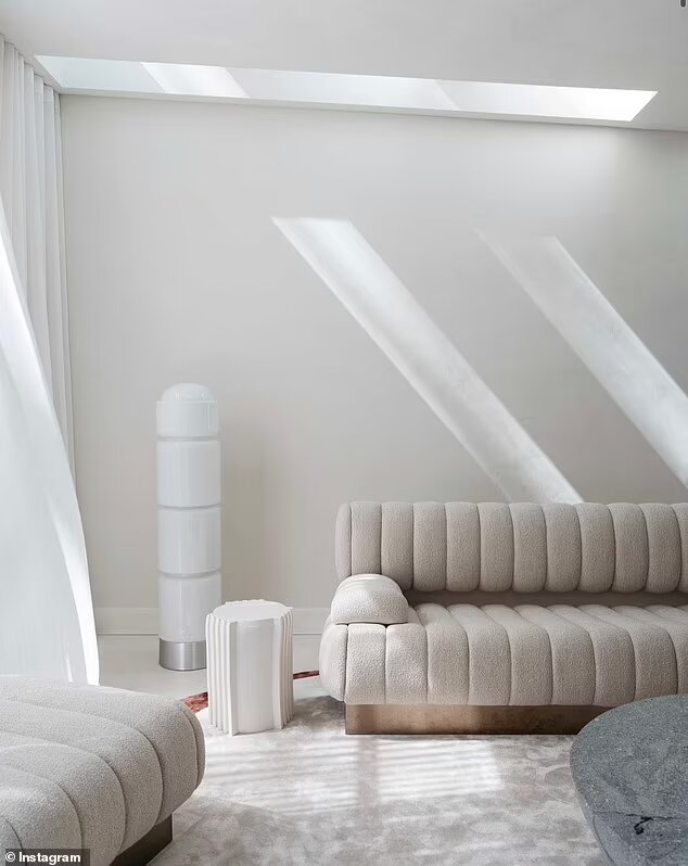 تكلفة ديكور منزلهما فاقت الـ٣ ملايين دولار ... وقوانين صارمة يواجهها طفل هذا الثنائي! (صور)