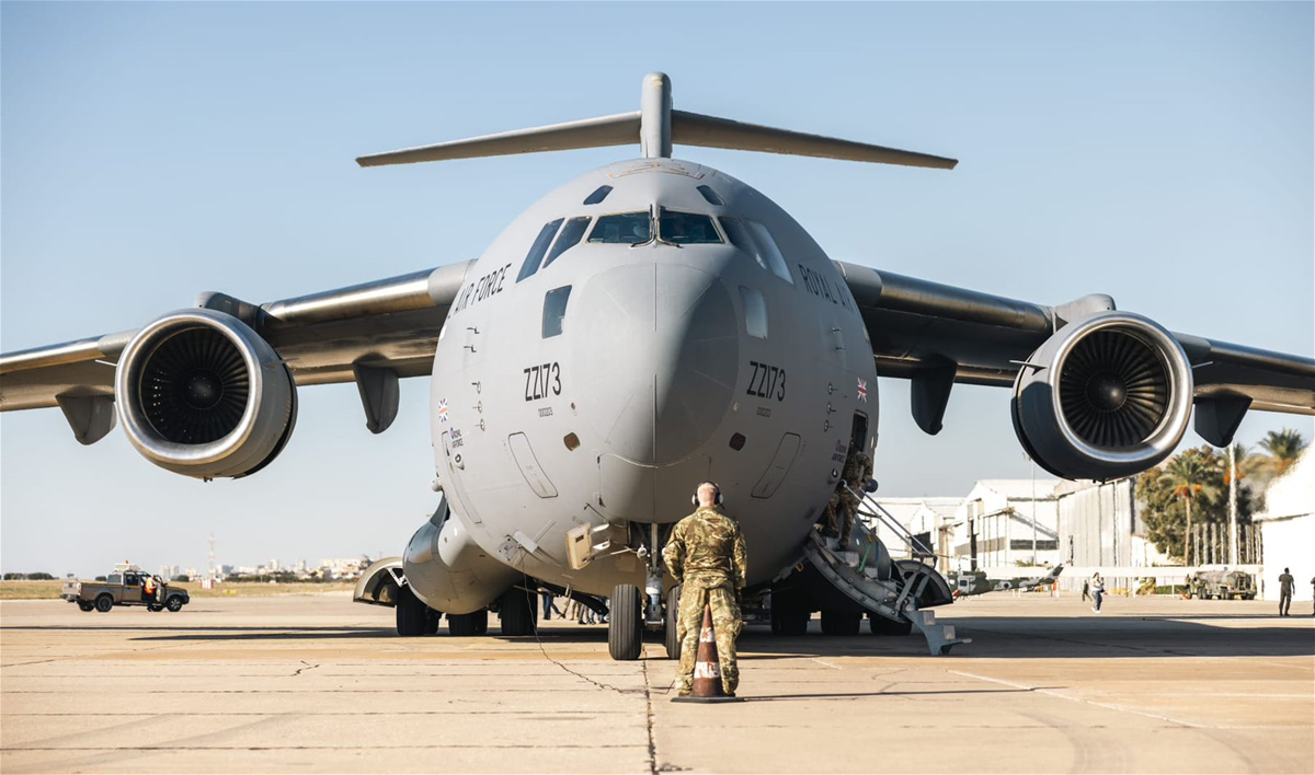 سلاح الجو الملكي البريطاني ينقل إمدادات غذائية وطبية حيوية للجيش: القوة الشرعية الوحيدة للدولة اللبنانية
