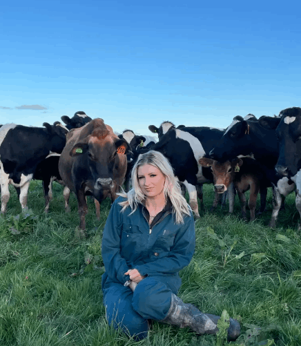 تركت الجامعة وارتدت البيكيني لتعمل كمزارعة مع الأبقار... لن تصدقوا المبالغ التي تجنيها! (صور)