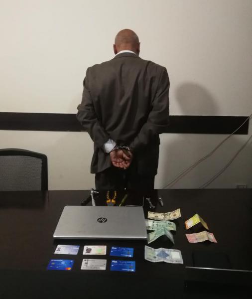 سرق من داخل سيارة مواطن محفظة وجهازا محمولا ثم حاول بيعه