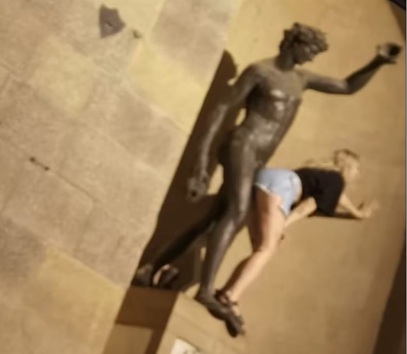 حركات مهينة وفاضحة أمام تمثال شهير... سائحة تثير غضب الإيطاليين بـ وقاحتها ! (صور)