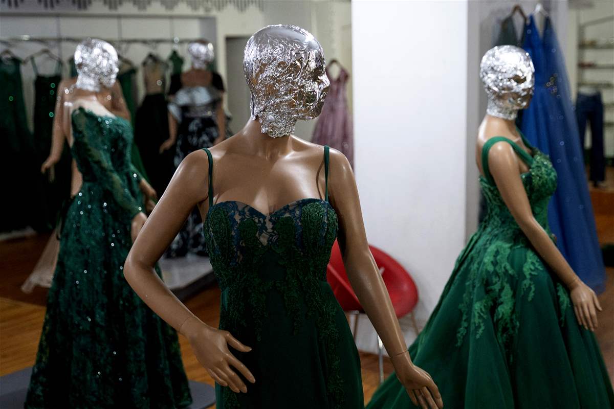 مجسمات عرض الملابس بلا وجوه في أفغانستان: هذا الأسلوب يجعل الواجهات قبيحة (صور)