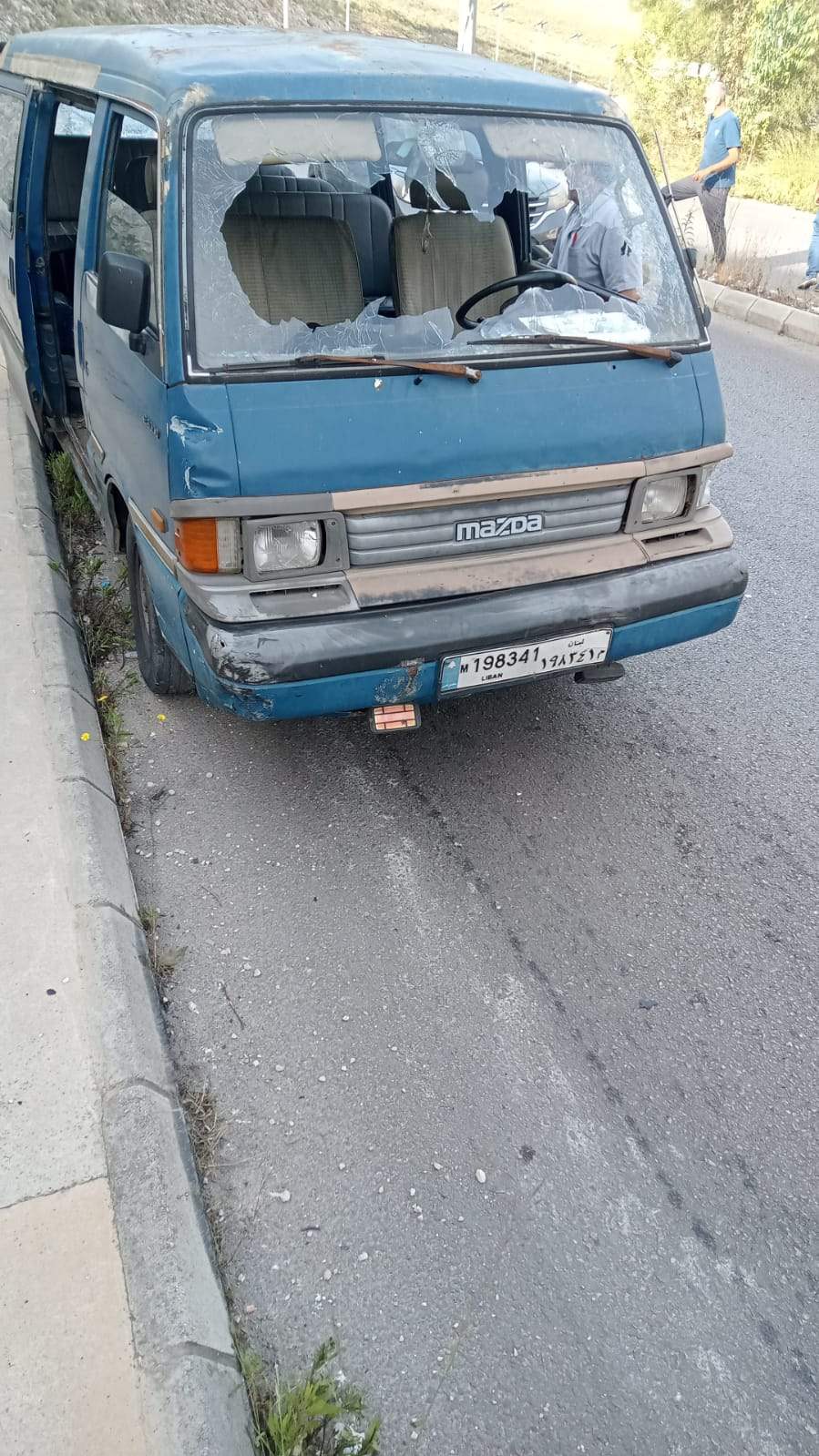 إستهداف سيارة على طريق كفردجال... شهيد وإصابات طلاب داخل فان مدرسي