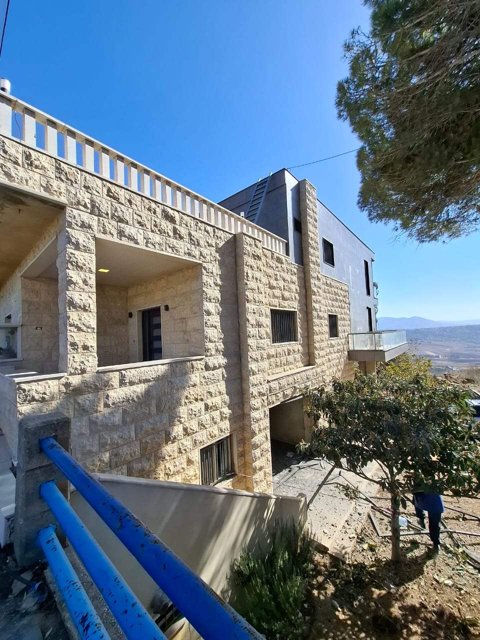 سقوط صاروخ على أحد المنازل في بوليفار جديدة مرجعيون ما تسبب بأضرار فيه (صور)