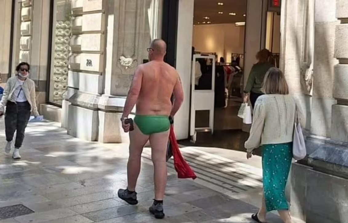 سائح على جزيرة يثير الجدل... تجول في الشارع مرتديا قطعة واحدة فقط! (صور)