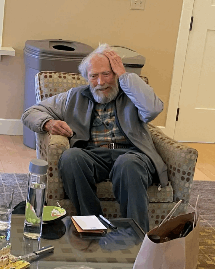 ظهور نادر للأسطورة كلينت إيستوود... لن تصدقوا كيف أصبح في سن الـ94! (صور)