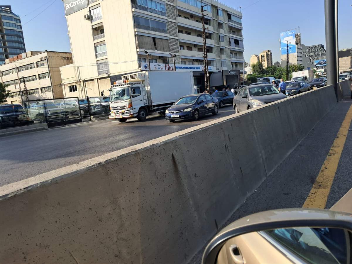 التحكم المروري: تصادم بين ٣ مركبات على المسلك الغربي لاوتوستراد جل الديب وبين سيارة ودراجة نارية على المسلك الشرقي للاوتوستراد