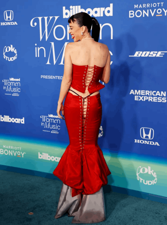 إطلالة جريئة لكايتي بيري على السجادة الحمراء... كشفت مؤخرتها وملابسها الداخلية بشكل واضح! (صور)