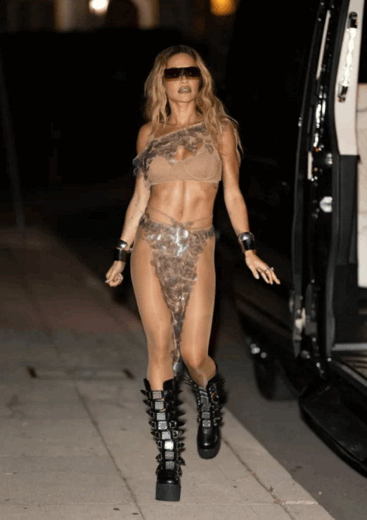 لم تترك شيئا للخيال... ريتا أورا تخطف قلوب الجماهير بإطلالة شفافة وجريئة جدا! (صور)