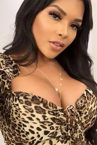 الطلب من امرأة مغادرة الطائرة... والسبب مخالفتها قواعد اللباس ؟! (صور)