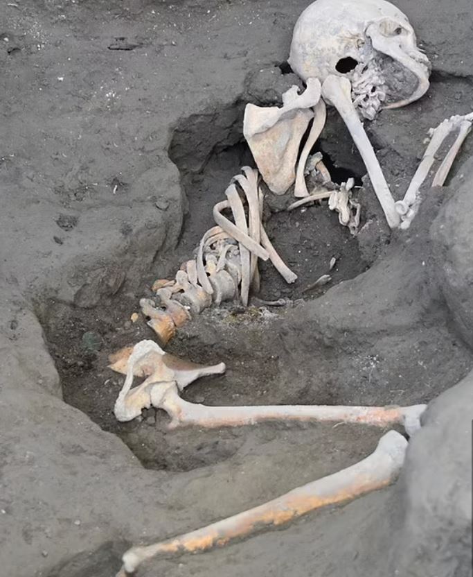 بعد مرور ألفي سنة على وفاتهما... العثور على بقايا بشرية وثروات مادية قد تكشف أمورا تاريخية مهمة! (صور)