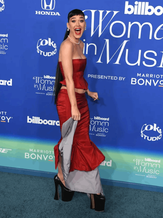 إطلالة جريئة لكايتي بيري على السجادة الحمراء... كشفت مؤخرتها وملابسها الداخلية بشكل واضح! (صور)