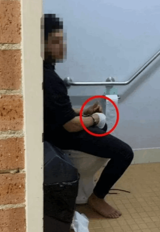  ثبتوه على الأرض فابتسم ابتسامة عريضة ... حقائق صادمة عن المراهق الذي طعن الأسقف مار ماري إيمانويل! (صور)