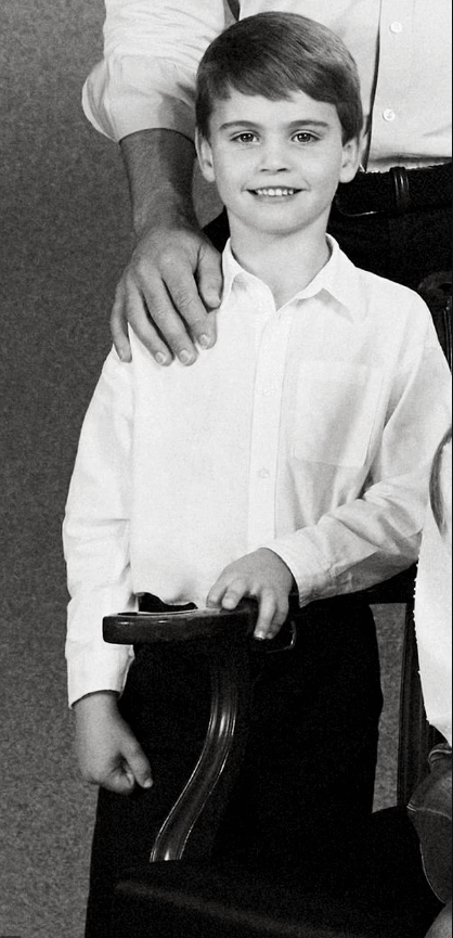 بأقدام وأصابع فقودة... العائلة الملكية البريطانية تنشر صورة عيد الميلاد والغموض يخيم على المشهد! (صورة)