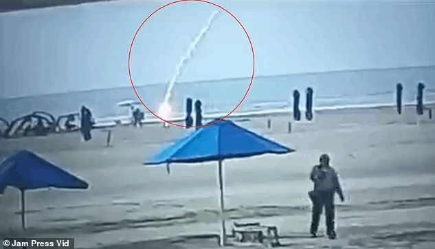 كانت على الشاطئ مع عائلتها...صاعقة تودي بحياة سيدة في هذا البلد! (صورة)