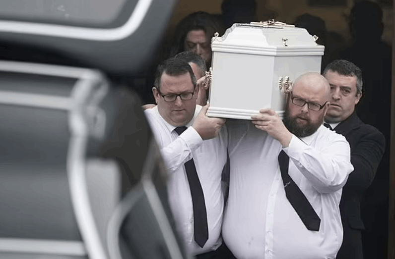  آسف لأنني لم أتمكن من إنقاذك ... بعد أن قتلته أمه والد ماثيو الصغير يودعه: لقد كان أعظم شرف لي أن أكون والدك!