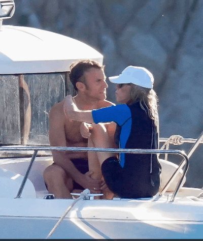 الثنائي الفرنسي الأول يستمتع بإجازة مميزة... يخت ونشاطات مائية واسترخاء! (صور)