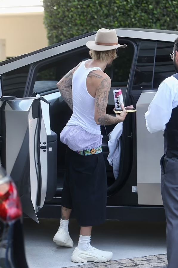 ظهر بملابسه الداخلية... إطلالة جاستن بيبر الغريبة تثير قلق المعجبين! (صور)