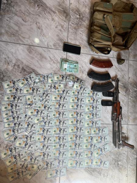 يسرق السيارات ويروج العملة المزيفة... مطلوب خطير في قبضة المعلومات 