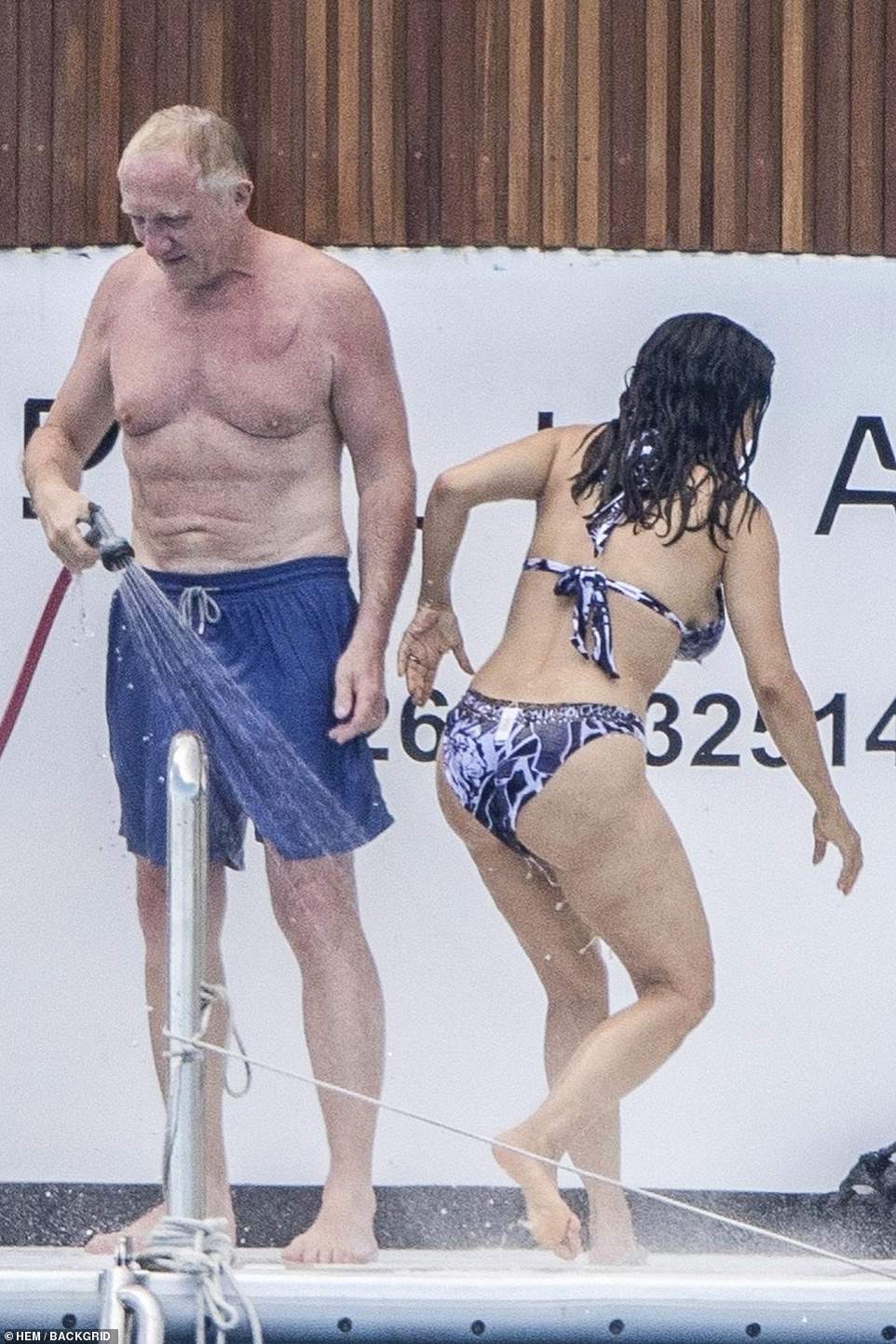 في بيكيني أزرق ملفت... سلمى حايك تستمتع بالعطلة الصيفية برفقة زوجها الملياردير! (صور)