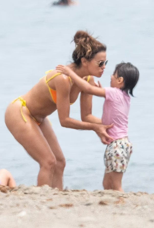 نجمة عالمية أربعينية في عطلة صيفية مع ابنها... وبيكيني جريء مثير للجدل (صور)