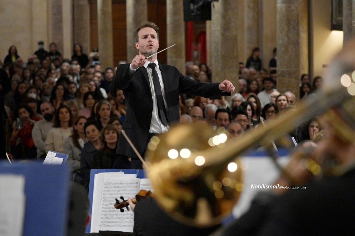 المايسترو العالمي شومان قائد الأوركسترا الفلهارمونية وعازفة البيانو بيريزوفسكي يحلقان في فضاء بيروت (صور)