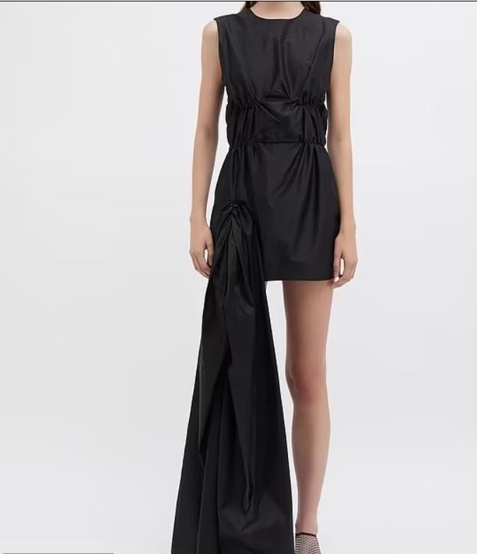 بدت وكأنها ترتدي كيس قمامة ... لن تتخيلوا ما فعلته ضيفة في أحد الأعراس! (صورة)