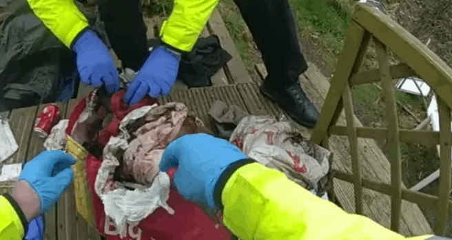 قصة قديمة تتكشف تفاصيلها بمشاهد مروعة ... رجال الشرطة يعثرون على بقايا الطفلة فيكتوريا محشوة بكيس قمامة! (صور)