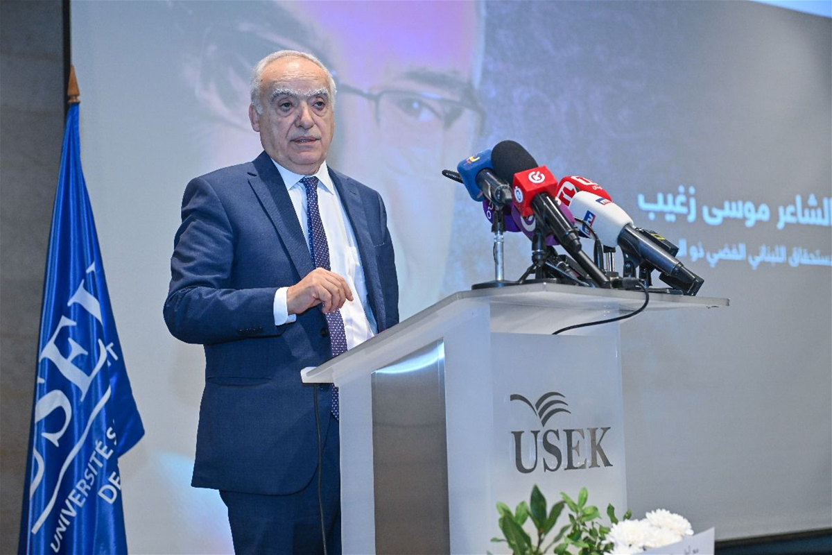 تكريم الشاعر موسى زغيب بوسام الاستحقاق اللبنانيّ الفضي 6 ExtImage 9150801 1349070208