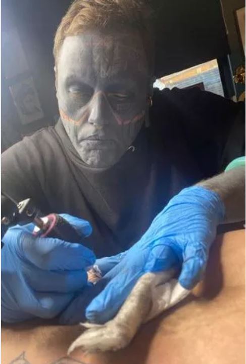  الأمر يشبه وضع الطلاء على جدران المنزل ... لن تصدقوا ما فعله هذا الشاب بجسده من خلال الوشوم! (صور)