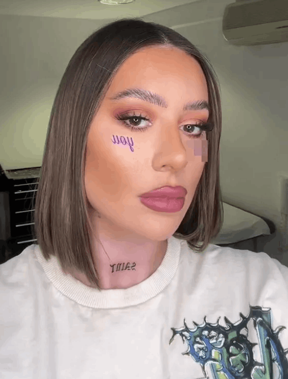 قررت أن توجه رسالة كراهية الى شقيقتها من خلال وشم... ما حفرته على خديها لا يصدق! (فيديو)